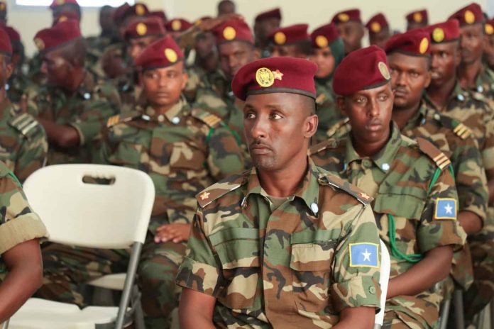 Abuunduulaha-ciidanka-xoogga-dalka-oo-tababar-usoo-xiray-ciidan-ka-tirsan-xoogga-ee-ilaaliya-Villa-Somalia-Cali-Ducale-7