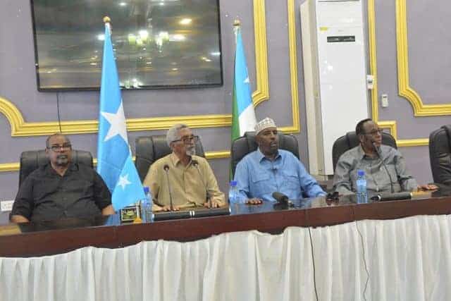 SAWIRO: Gudoomiyaha aqalka sare oo Kismaayo kula kulmay ururada Bulshada rayidka
