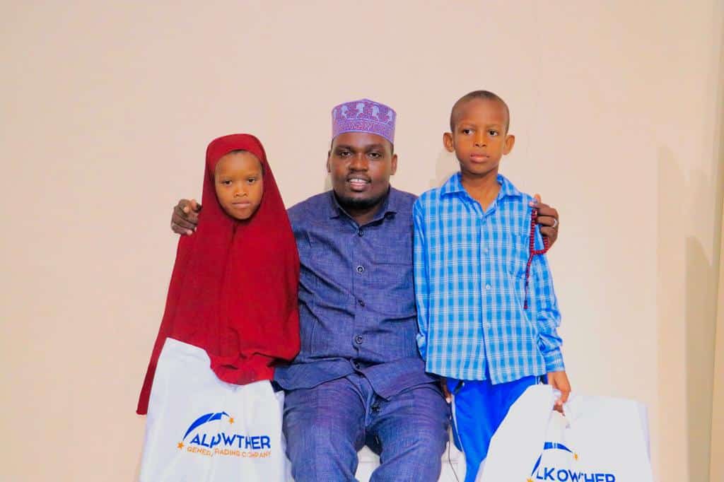 SAWIRO:- Warbaahinta Risaala oo dhar ciid u qeybisay Carruur Agoon ah ...