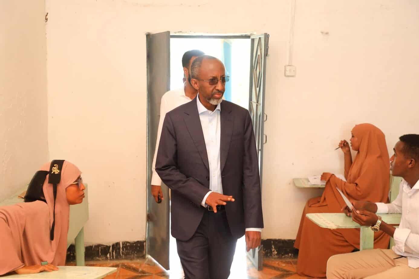 Onamning anus teshigini qozgatuvchi mushuk surati