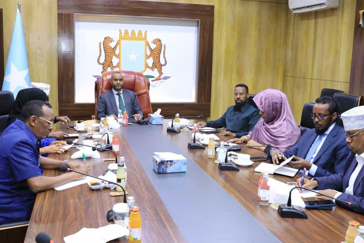 Maxaa ka soo baxay Wadahadallada u dhexeeyey Guddoomiye Jaamac iyo Xildhibaanno Mucaaradka.?. Maxaa ka soo baxay Wadahadallada u dhexeeyey Guddoomiye Jaamac iyo Xildhibaanno Mucaaradka.?.